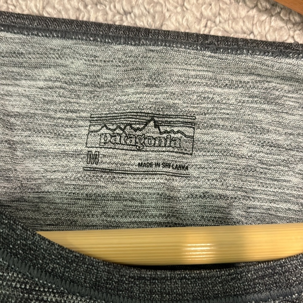 Patagonia t-shirt size medium charcoal grey - Picture 3 of 3